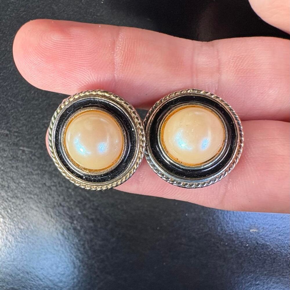 Vintage estate 70s/80s Black & Cream Pearl Clip On Earrings